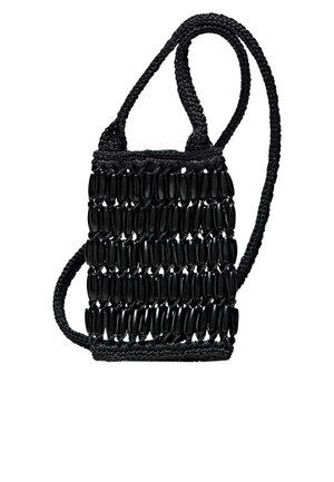 Piccola borsa a tracolla nera all’uncinetto con file di perline nere lucide e una sottile tracolla intrecciata.