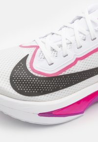 Nike Performance ZOOM FLY 6 - Road running shoes - white/black/vivid grape/hyper pink/hydrangeas/dark raisin