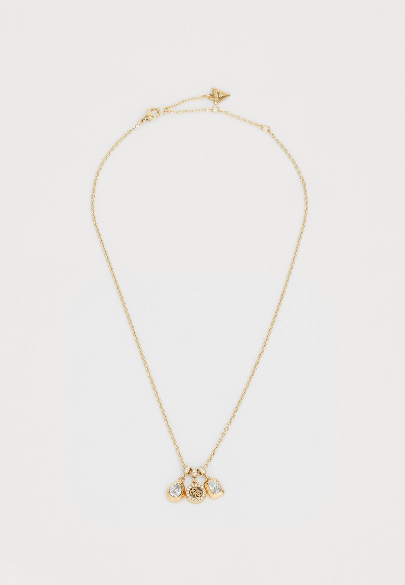 Collana d'oro con una catena sottile e tre pendenti: una goccia, un medaglione rotondo con pietre e un quadrato, tutti con finiture lucide.
