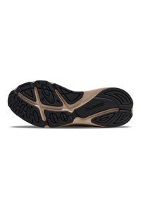 Zwarte en beige sport schoenzool met een getextureerd rubber oppervlak, met een kleurrijk patroon en een zichtbaar merklogo, "hummel."