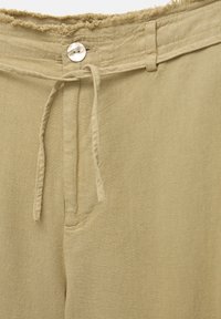 Khaki linnen broeken met een rafelige tailleband, een trekkoordsluiting en een enkele knoopdetail. Heeft een relaxte pasvorm en minimale naden.