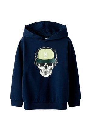 Hoodie bleu marine en tissu doux avec un graphique de skull portant des écouteurs et une casquette verte avec un logo "N" blanc.