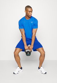 Nike Performance TEE CREW SOLID - T-shirt desportiva - game royal