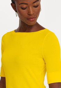Lauren Ralph Lauren STRETCH COTTON BOATNECK TEE - T-shirts - lemon daffodil