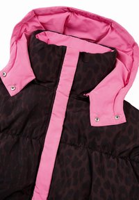 Čierna prešívaná bunda s tmavým leopardím vzorom, jasnoružovou vnútornou podšívkou a lemovaním a ružovým zapínaním goliera na cvoky.