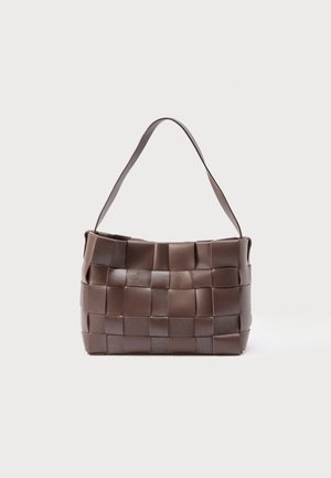 Καφέ δερμάτινη τσάντα ώμου με φαρδιές υφαντές λωρίδες που σχηματίζουν καρό μοτίβο, με μία λαβή λουρί.