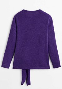 Pull à manches longues violet en maille avec un col rond et deux liens lâches en tissu pendants de l'ourlet inférieur.