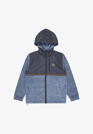 Niebiesko-grafitowa kurtka z kapturem, zapinana na przedni suwak, z kieszenią na piersi na suwak, kieszeniami bocznymi oraz ozdobnym poziomym paskiem na wysokości klatki piersiowej.