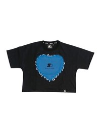 T-shirt cropped nera con una grande grafica a forma di cuore blu con dettagli bianchi e il testo "BLACK LABEL" al centro.