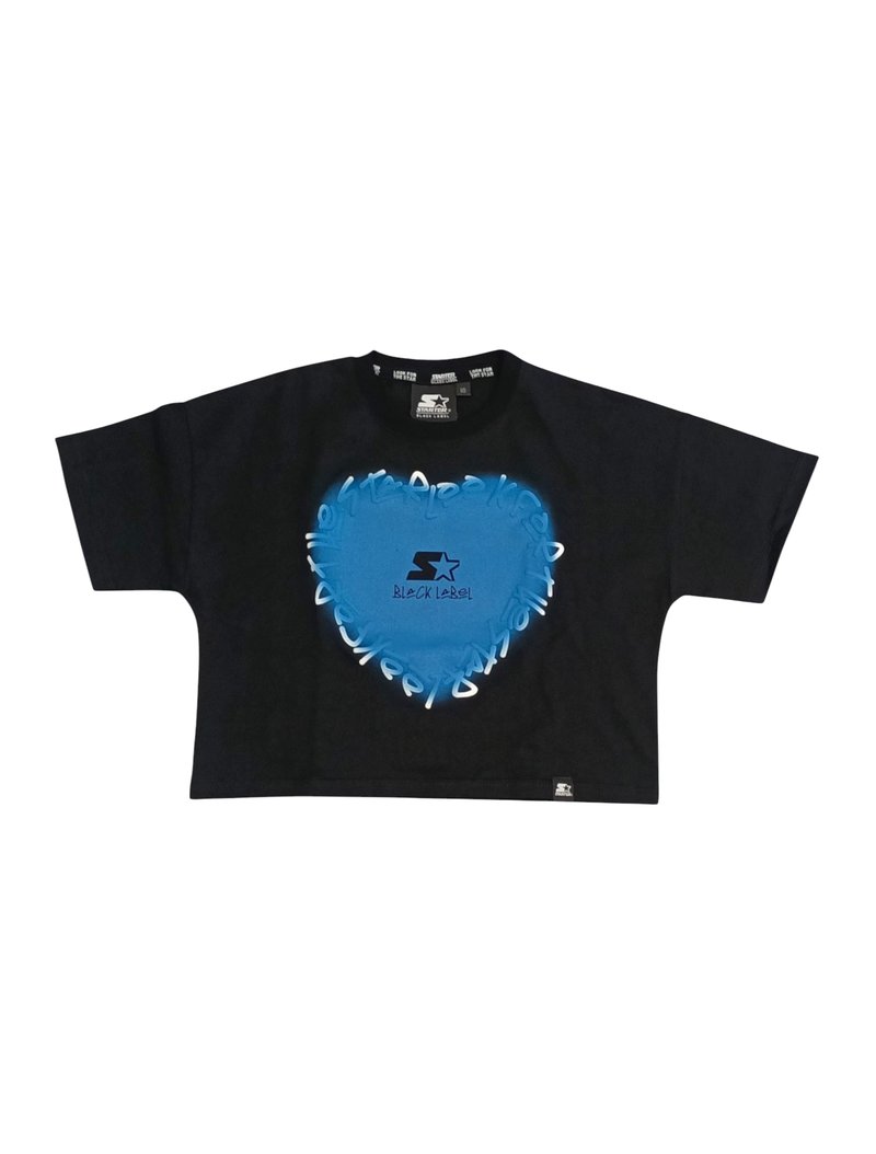 T-shirt cropped nera con una grande grafica a forma di cuore blu con dettagli bianchi e il testo "BLACK LABEL" al centro.