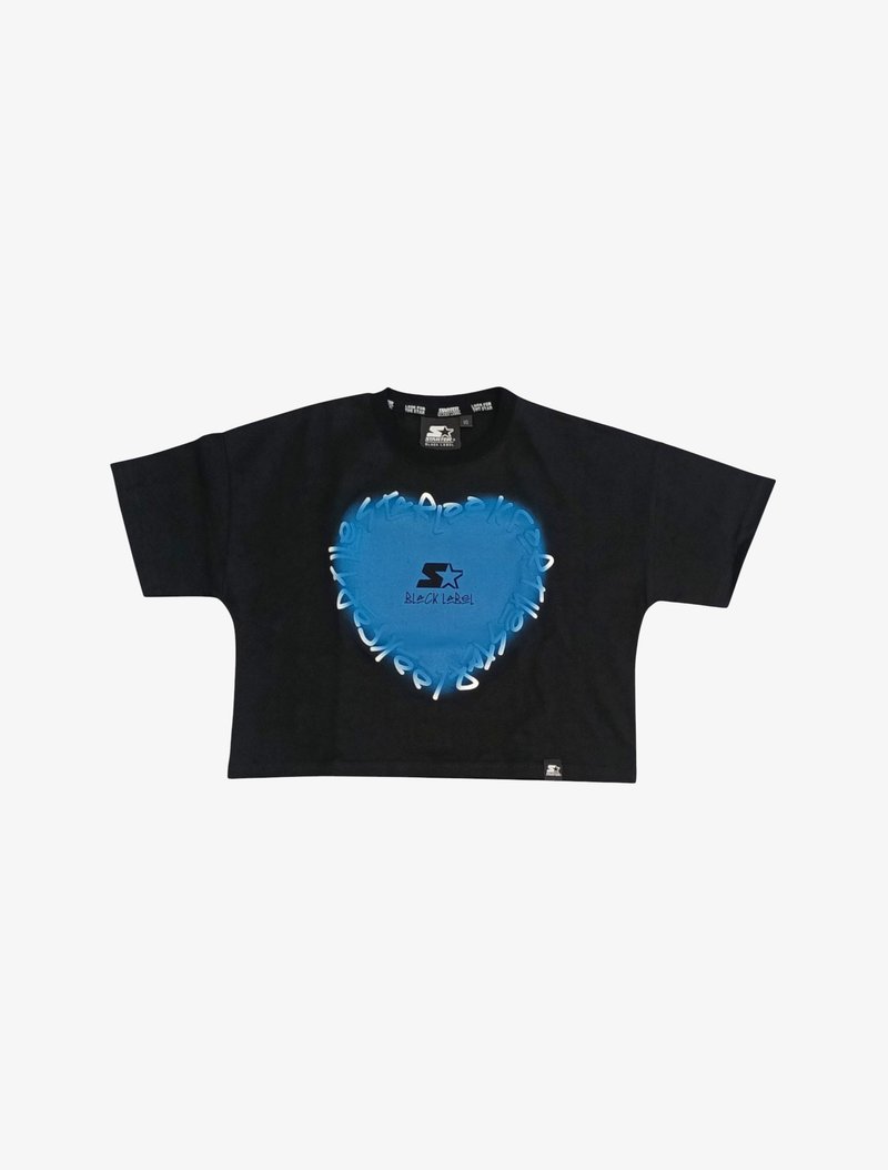 T-shirt cropped nera con una grande grafica a forma di cuore blu con dettagli bianchi e il testo "BLACK LABEL" al centro.