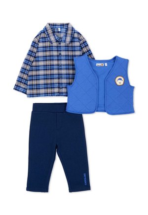 Camicia a quadri blu con bottoni, gilet trapuntato blu con patch orso e pantaloni blu scuro con logo Timberland per un bambino.