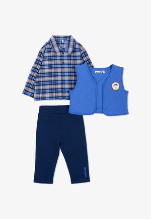 Chemise à carreaux bleue boutonnée, gilet matelassé bleu avec écusson ours et pantalon bleu foncé avec logo Timberland pour un tout-petit.