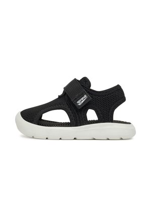 Czarna siateczkowa sandałka z otwartym wzorem, paskiem na rzep i białą gumową podeszwą. Posiada wentylowane boki i teksturowaną wkładkę dla komfortu.