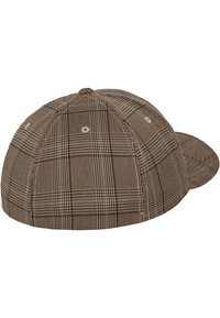 Brun ternet kasket med en buet skygge, der har et tekstureret stof og ventilationshuller. Bagsiden er udstyret med en justerbar rem.