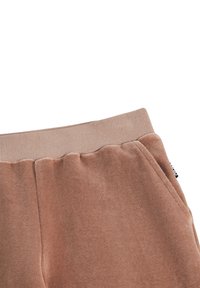 Tolmuste roosad spordipüksid, millel on tekstuuriga kangas, elastne vöökohus ja küljetaskud. Vasakul küljel on väike brändi silt.