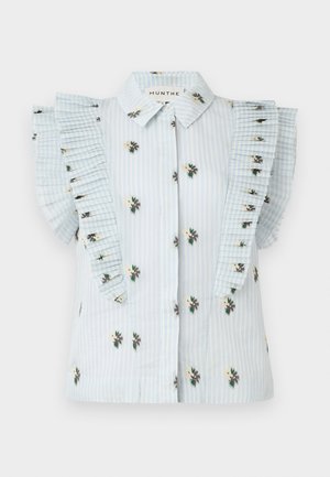 Bluză bleu deschis cu dungi verticale, broderie florală și mâneci cu volan plisate. Prindere cu nasturi pe față și guler standard.