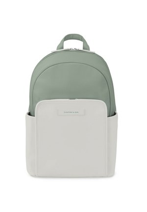Rucksack aus weichem grünem Stoff mit einem glatten, weißen Lederboden. Verfügt über eine Fronttasche, eine runde Form und einen oberen Tragegriff.