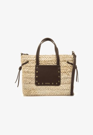 Geweven stro draagtas met bruine lederen accenten en handvatten, voorzien van een vierkante leren patch met metalen studs en verstelbare zijkanten met koord.