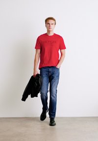 Tommy Hilfiger TEE - T-shirt con stampa - primary red