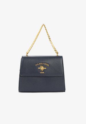 Borsa a tracolla in pelle blu navy con superficie texturizzata, tracolla in catena dorata, logo dorato e chiusura a pattina. Forma rettangolare compatta.