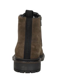 Bruine suede enkellaars met een gemêleerd zwart elastisch paneel, achterste ritsluiting en een duurzame rubberen zool met profielaccenten.