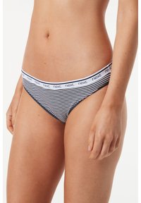 Pasiasty bikini w odcieniach granatu i bieli, z miękkim elastycznym pasem w kolorze białym oznaczonym napisem "next", oraz gładką fakturą materiału.