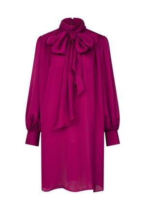Blusa fucsia a maniche lunghe, dalla texture setosa, con colletto alto e un grande fiocco, e maniche arricciate con polsini abbottonati.