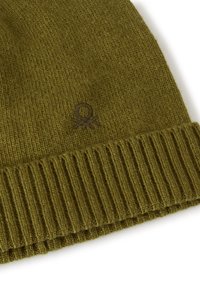 Berretto lavorato a maglia verde con risvolto a costine e un piccolo logo ricamato marrone. Realizzato in materiale morbido con una finitura texturizzata.