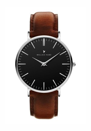 Montre ronde en argent avec cadran noir, index blancs, bracelet en cuir marron et logo et texte "Wallace Hume" sur le cadran.