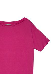Fuksjowa koszulka z krótkim rękawem o szerokim dekolcie, wykonana z miękkiej bawełny. Charakteryzuje się gładką teksturą i luźnym krojem.