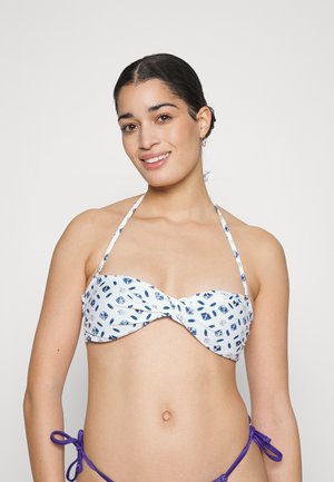 Biely bikiny top s prekrúteným predným dizajnom a modrými vzormi, s viazaním za krk a fialovými akcentmi na nastaviteľných stranách.