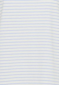 Tissu blanc avec des fines rayures horizontales bleu clair espacées régulièrement formant un motif linéaire simple.