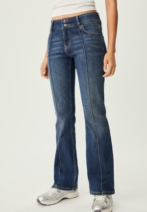 Ausgestellte blaue Jeans aus Denim-Stoff mit mittlerem Waschverfahren, mit hoher Taille, zwei Knöpfen und kontrastierenden Nähdetails.
