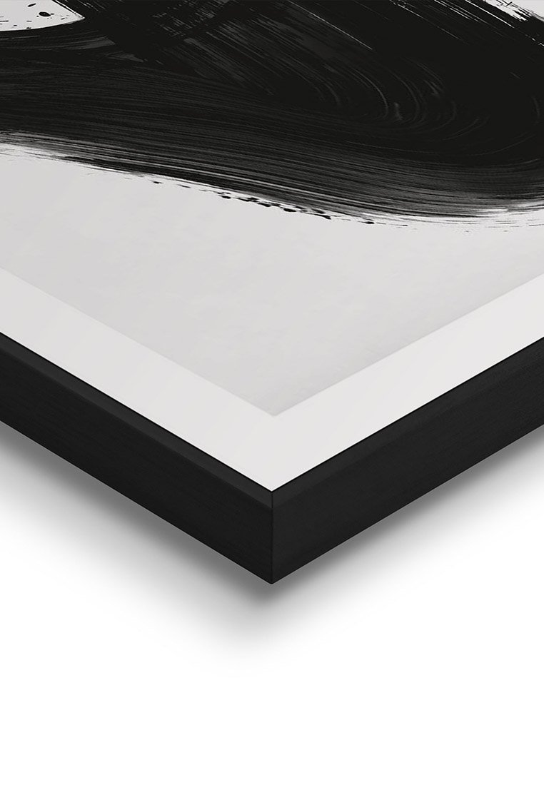 Rahmenkunstdruck mit kräftigen schwarzen Pinselstrichen auf einem weißen Hintergrund, eingekapselt in einem dicken schwarzen Holzrahmen mit einer glatten Oberfläche.