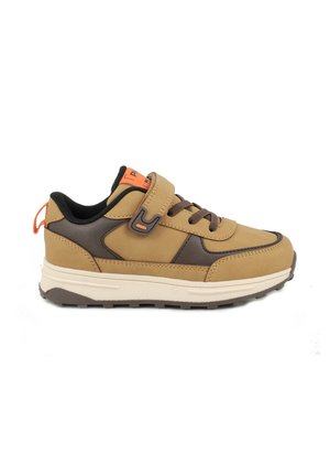 Sneaker marrone e beige con un cinturino in velcro, design con lacci, collo imbottito, suola testurizzata e dettagli arancioni sulla linguetta e sulle parti metalliche.