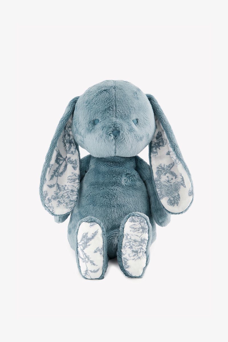 Lapin en peluche en tissu bleu sarcelle doux ; oreilles tombantes avec imprimé floral ; corps arrondi ; traits du visage cousus ; texture moelleuse, design durable.