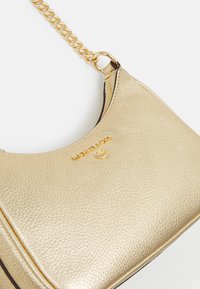 MICHAEL Michael Kors JET SET CHARM CHAIN POUCHETTE - Geantă de mână - pale gold-coloured