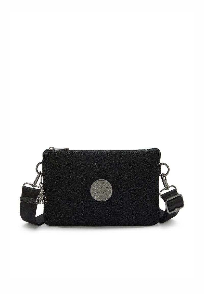 Borsa a tracolla nera in tessuto con una texture liscia, dotata di hardware argentato, una toppa con logo rotondo e una tracolla regolabile.