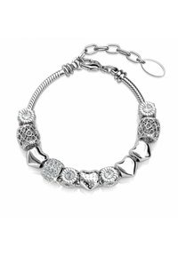 Bracciale in argento con charm che presenta una varietà di perline testurizzate e lisce, tra cui cuori e disegni floreali, con accenti scintillanti e una chiusura a catena.