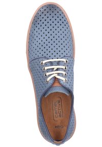 Chaussure en cuir bleu perforé avec lacets blancs, bout arrondi, semelle marron et accents beige clair. L'intérieur présente le logo « camel active ».
