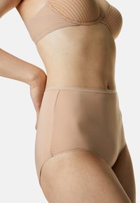 Högmidjade nude trosor tillverkade av mjukt och stretchigt material. Har en sömlös design med ett mjukt elastiskt midjeband.