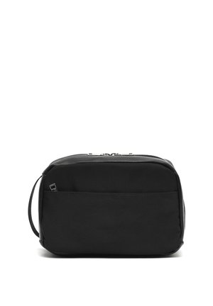 Borsa da toilette rettangolare nera con tasca frontale, manico in tessuto sul lato e chiusura con doppia cerniera in cima.