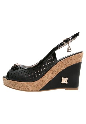 Zwarte geperforeerde slingback wedge sandaal met kurken platform. Heeft een ronde open teen, glanzende hardware-accenten en een logo-detail op de hak.