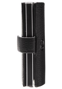 Porte-cartes en cuir noir avec une finition texturée, doté d'une fermeture magnétique et de détails argentés sur les bords. Design compact et mince.