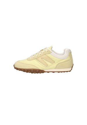 Lichtgele atletische sneaker met beige suède accenten, witte kraag, vetersluiting en bruine getextureerde rubberen zool.