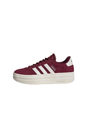 Zapatillas de ante burdeos con acentos en piel blanca y diseño de tres rayas, que presentan una suela gruesa color crema y punta redonda.