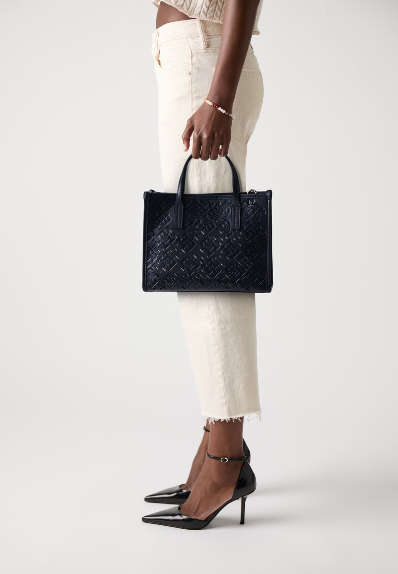 Tommy Hilfiger CITY MINI TOTE MONO - Håndtasker - space blue