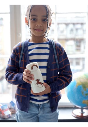 Weiße wiederverwendbare Wasserflasche mit braunem Pferde-Motiv und dem Text „wild at heart“. Die Flasche hat einen runden Klappdeckel und einen strukturierten Griff.
