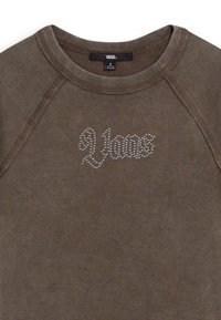 Olivenfarvet sweatshirt med rund halsudskæring og raglanærmer, prydet med sølvfarvede rhinsten, der danner ordet "Vans."